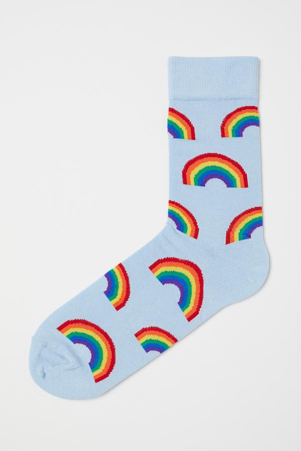 Los calcetines de la colección nos han enamorado. El arcoíris es uno de los símbolos de LGBT y a nosotros nos llena de optimismo.