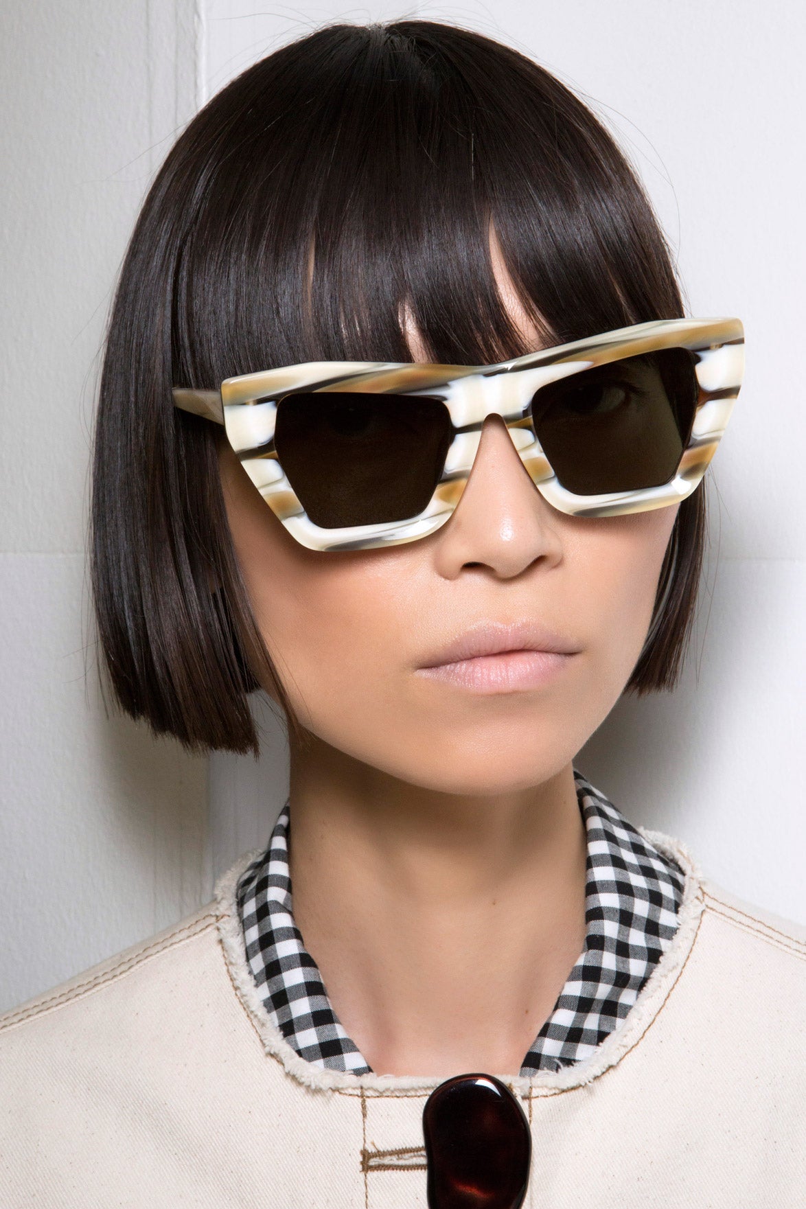 Añade un toque de atrevimiento y extravagancia a tu look con monturas grandes y barrocas.