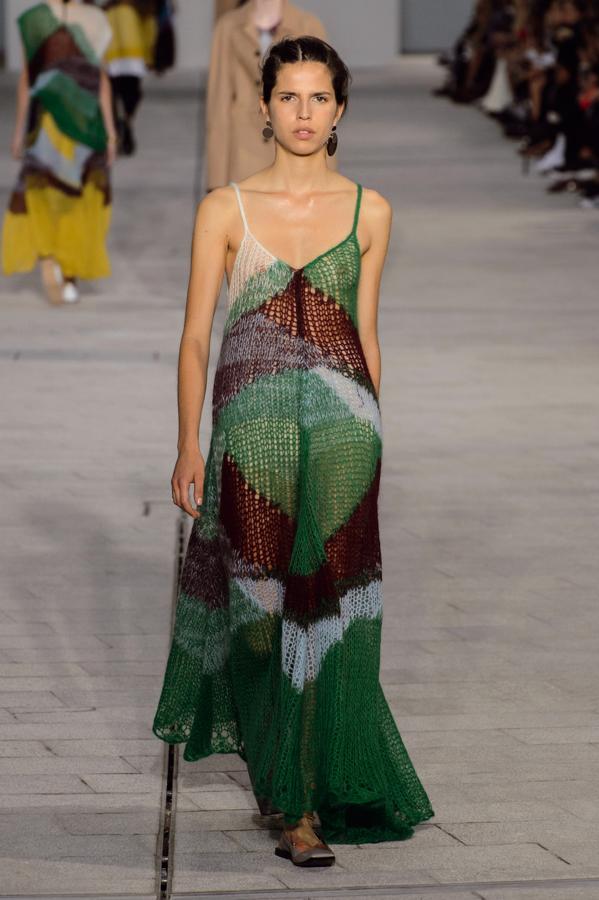 La prenda más versátil de un verano es el vestido. Este 2018 se lleva de punto, pero no uno cualquiera: búscalo muy abierto, casi transparente, como en Jil Sander. Cuando el solo no de tregua, busca un punto hecho en tejidos más ligeros y frescos, como el algodón.