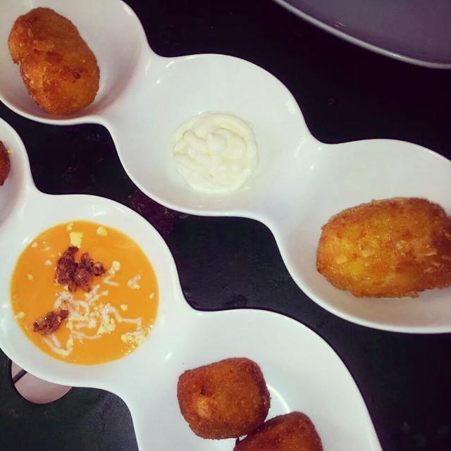 El salmorejo de La Croquetta (Calle Fuente del Berro, 33, Madrid) tuvo tanto éxito, que pasó de ser un aperitivo a estar en su carta. Acompáñalo de la especialidad de la casa que, ¡adivina!:  son las croquetas .