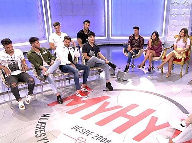 Laura Matamoros en el plató de 'Mujeres y Hombres y Viceversa' junto a los que ya son sus compañeros.