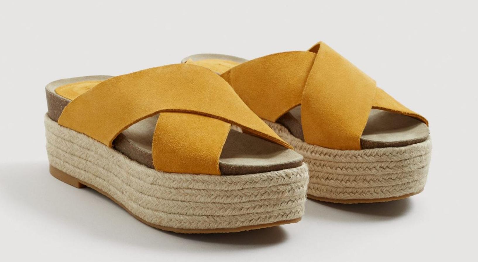 El amarillo está prensente hasta en los pies. Las sandalias planas, con tacón, de cuña o alpargatas, uses el calzado que uses no te olvides de que este llamativo color se adaptará perfecto a todos tus estilismos veraniegos.