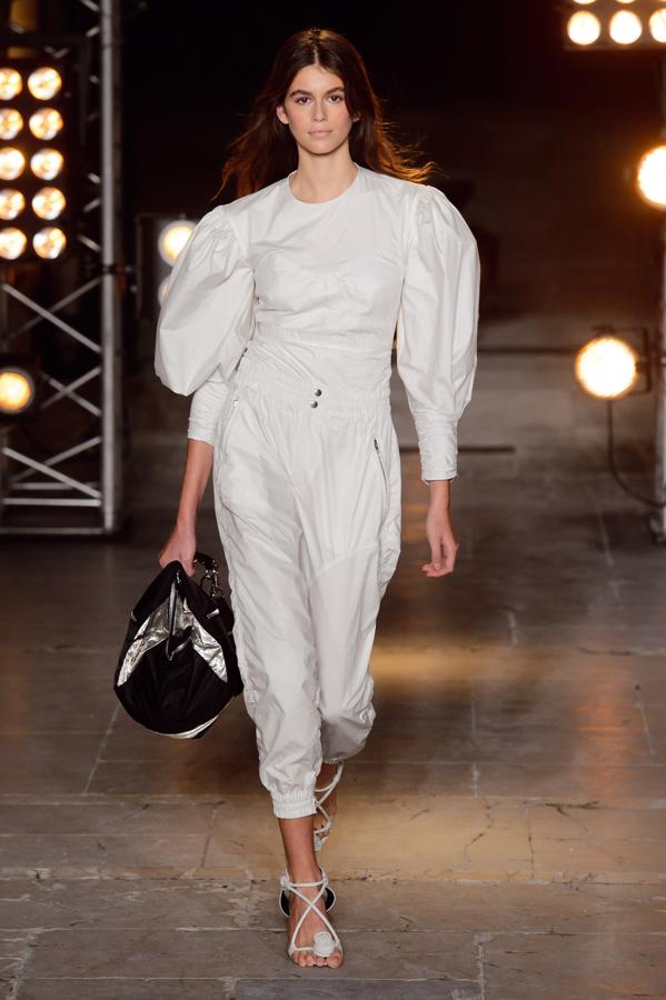 La diseñadora francesa ha demostrado en su desfile que este tipo de manga no tiene que ser cursi ni estar destinada solo a estilismos de inspiración romántica. Este ejemplo es en clave deportiva y es uno de nuestros favoritos para el día a día.