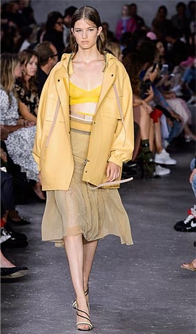 El amarillo lo vimos en el desfile de Louis Vuitton, en el de Stella McCartney, en Gucci... No fue casualidad, ya el Pantone Color Institute lo declaró el color del año. ¡Toma nota, porque vas a querer llevarlo todo el tiempo!