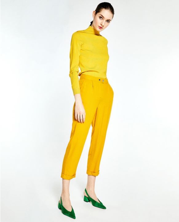 El color amarillo no solo se ve increíble para llevarlo en momentos casuales. Estos pantalones son ideales para llevarlos al trabajo. Los puedes llevar con un body y zapatos de otro color para resaltar aún más tu estilismo.