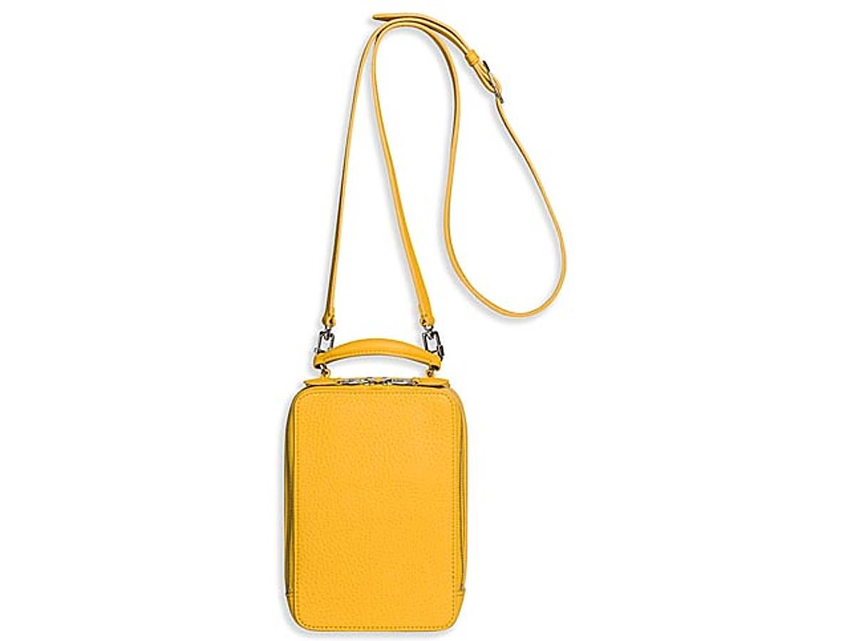 Si todavía no te atreves a llevarlo en la ropa, qué mejor opción que un bolso de cuero amarillo.Combínalo con tu 'outfit' preferido. Lo mejor es que podrás usarlo no solo en verano sino a lo largo de todo el año.