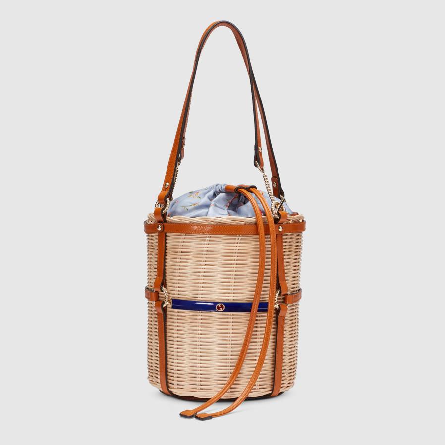 Cierra los ojos e imagina: verano, sábado por la tarde, picnic, Gucci. Parece un sueño. Este bolso es ideal para el verano. La firma italiana lo ha llamado 'Cubo Pequeño de Mimbre'. Y es que lo parece. Su magnífico diseño es transgresor y único. Precio: 2.490 euros.