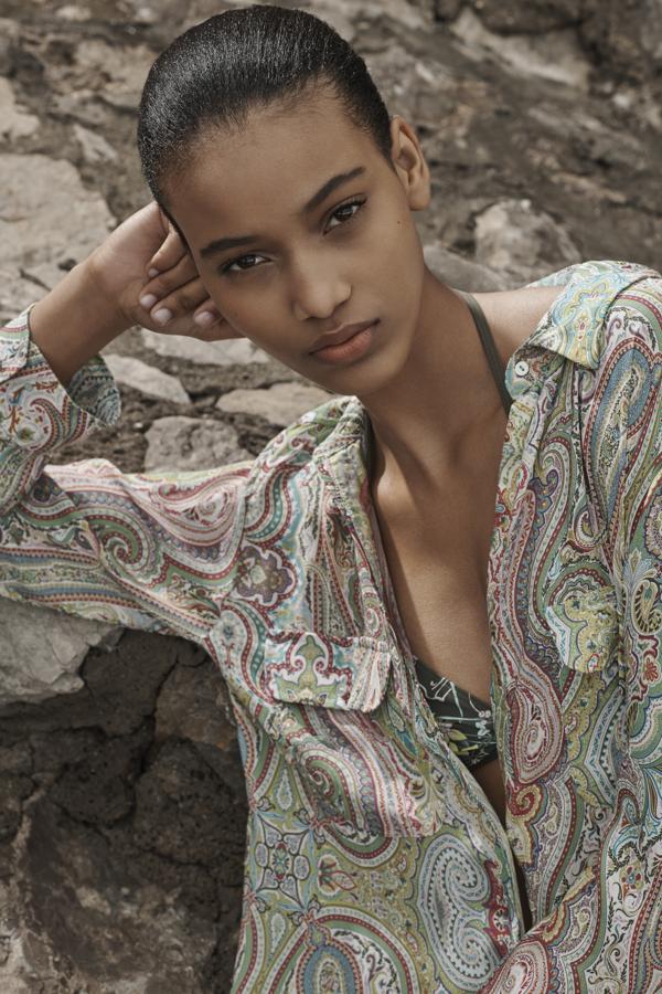 Esta blusa de estampado paisley de Zara Home te servirá tanto para ir a la playa, como para tus fiestas 'after beach'.