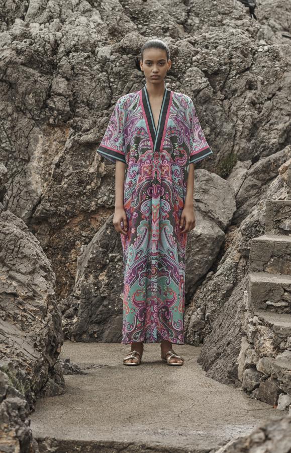 Los caftanes con estampados llenos de color son los protagonistas de la colección de vestidos 'beachwear' de Zara Home.