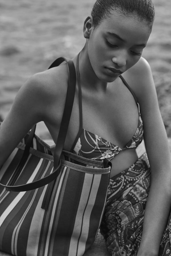 En serio, ¿alguna vez pensaste que los bañadores y bikinis más bonitos los encontrarías en Zara Home? Pues este verano ya tienes nueva tienda de referencia para encontrar tu look de playa.