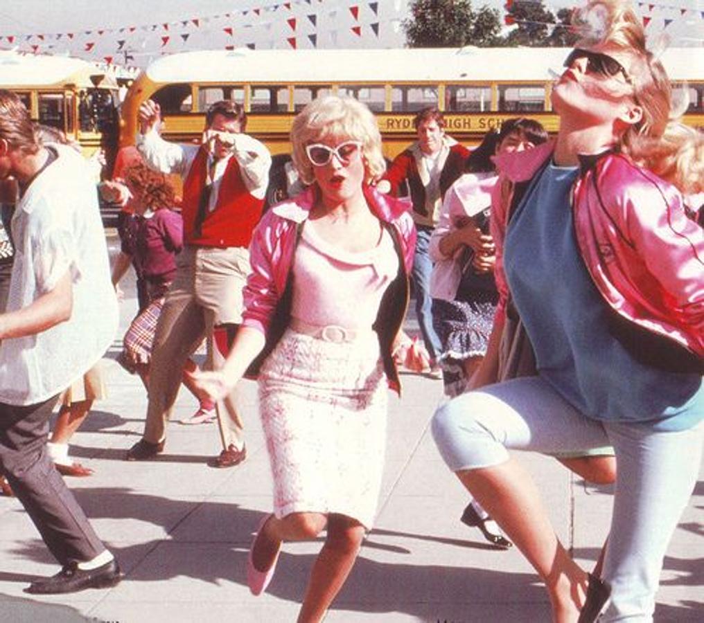 Antes de que el 'rosa millennial' se llamara 'rosa millenial' y se llevara en 2018, en 'Grease' ya habíamos visto total looks en este color...
