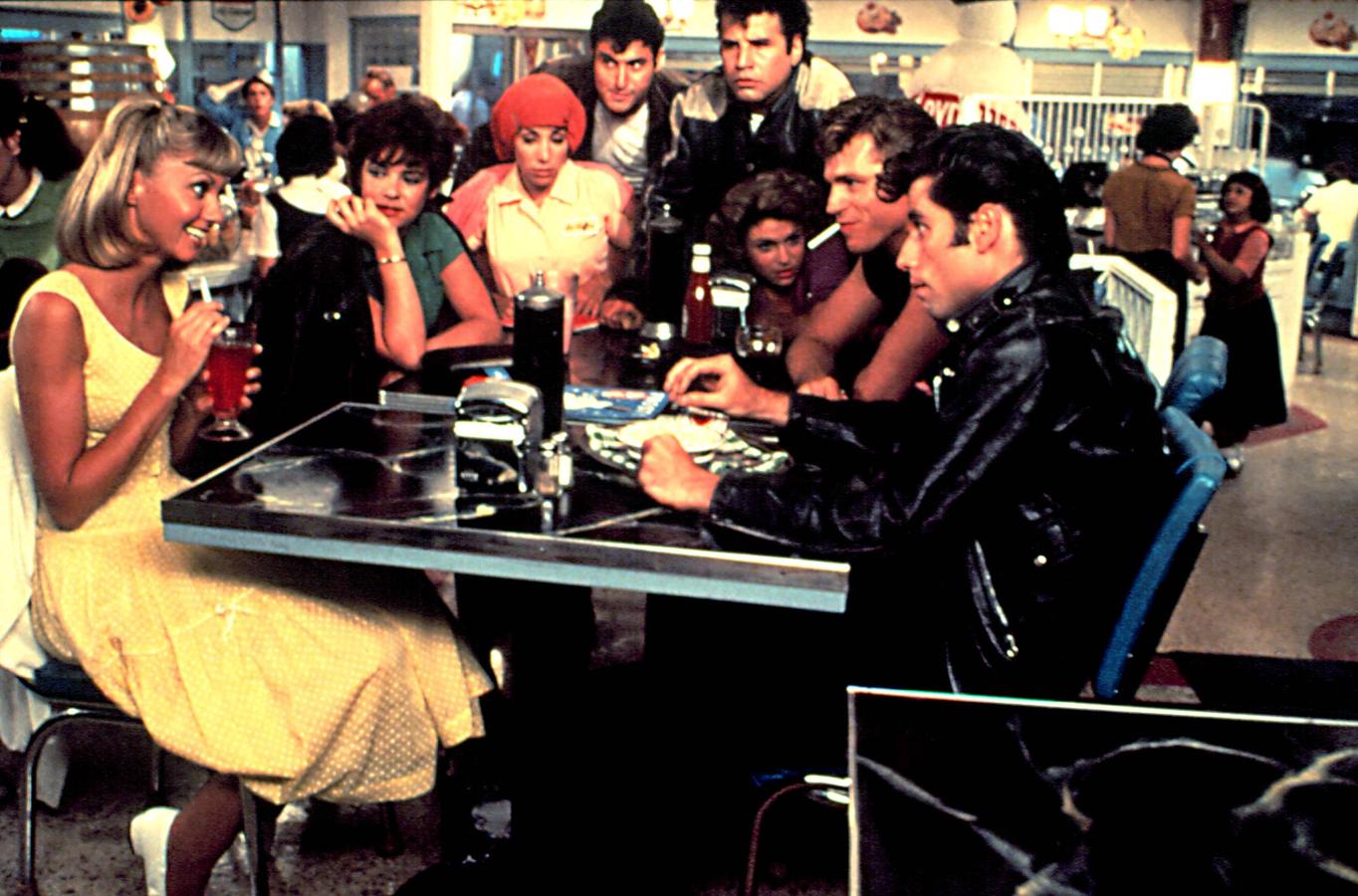 El amarillo es el color de la primavera-verano 2018 , como te hemos contado aquí. ¿Y de qué color es el vestido de Sandy?