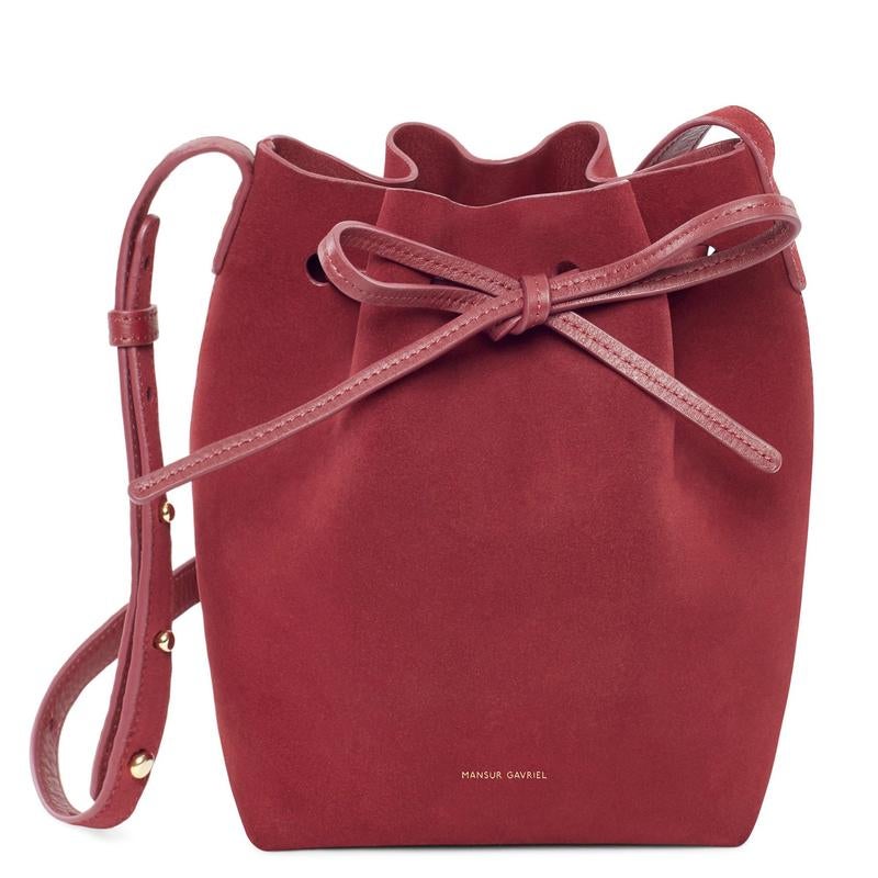 Esta firma fundada por Rachel Mansur y Floriana Gavriel en el año 2012, es una marca de complementos afincada en Nueva York y hoy por hoy es una auténtica referencia para los seguidores del mundo de la moda. Este estilo de bolso es su especialidad y basta entrar a su web para darse cuenta. Precio: 520 euros.