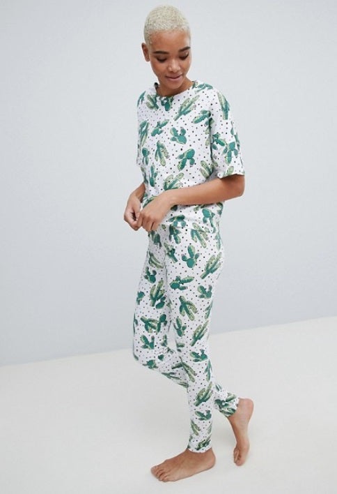 Pijama de cactus y lunares de Asos. Precio: 28,99 euros.