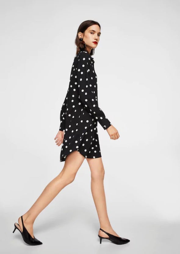 Vestido de lunares de Mango. Precio: 29,99 euros.