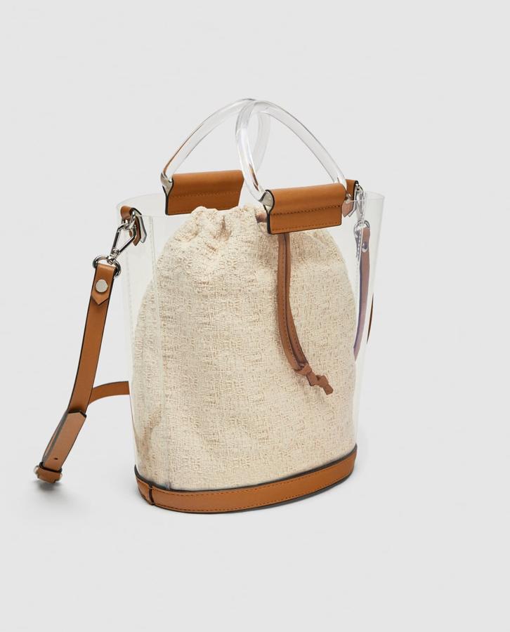 Los diseñadores de Zara no solo crearon el bolso bombonera, que tan de moda está, sino también se animaron a mezclarlo con otro 'must' del año: el plástico. Este bolso es perfecto para una tarde de domingo. Precio: 29,95