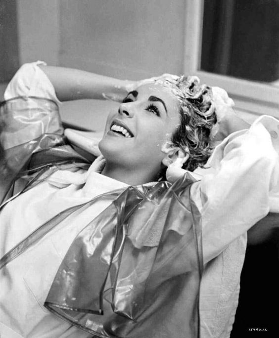 Productos específicos. Casi todas las marcas cosméticas capilares poseen una línea especial para pelo fino o debilitado, con fórmulas que no lo apelmazan sino que le aportan volumen. Y aunque te parezca imposible, funcionan. Lo ideal es usar el champú acompañado del acondicionador, para asegurarse el efecto total. Una vez a la semana puedes usar alguno con efecto clarificante, que arrastre grasa, cloro, polución o exceso de coloración y le aporte más energía. Algunos pueden llegar a engrosar el pelo después de varios lavados, así que atenta a las especificaciones.