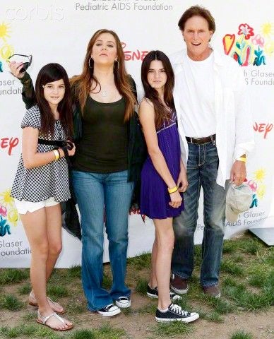 Vaqueros y Converse, en una instantánea familiar en un evento de recaudación de fondos para una fundación dedicada a la lucha contra el sida infantil.