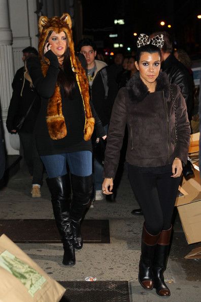 Una noche cualquiera, de paseo con su hermana y mejor amiga Kourtney, ¿qué mejor que ponerse un gorro-bufanda de pelo con orejitas?