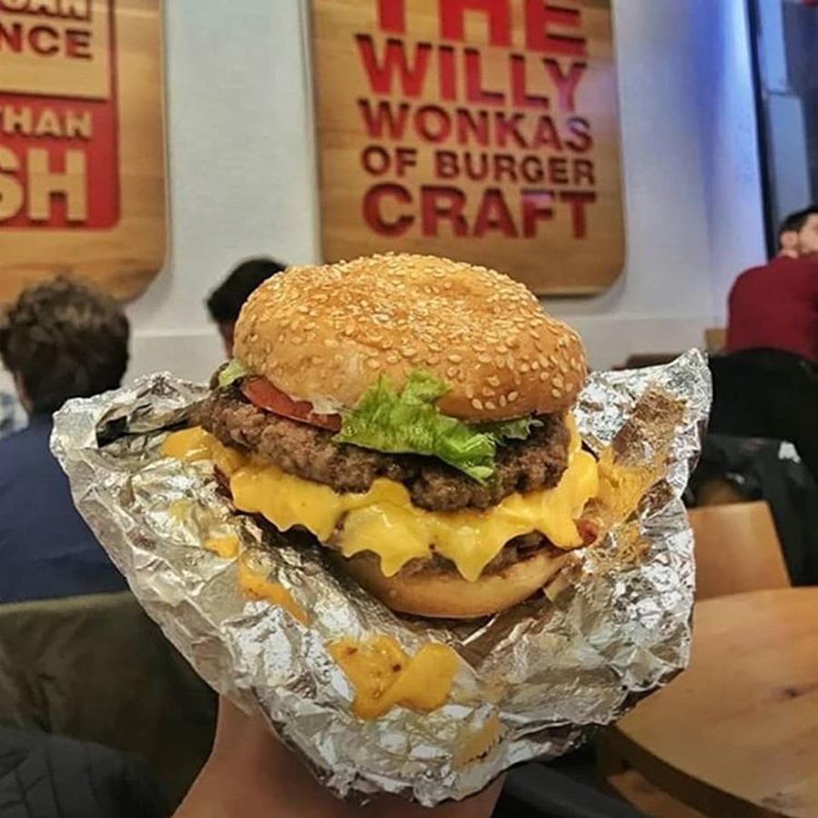 Dicen que "hay más de 250.000 formas posibles de pedir una hamburguesa en Five Guys", que solo usan carne vacuna de primera calidad y que en los restaurante de 'fast food' de esta cadena americana nada se congela. Por algo son las hamburguesas favoritas de Obama... En Madrid las puedes probar en sus locales de Gran Vía, 44; Paseo de la Castellana, 75; o en el de la Calle Toledo, 19.