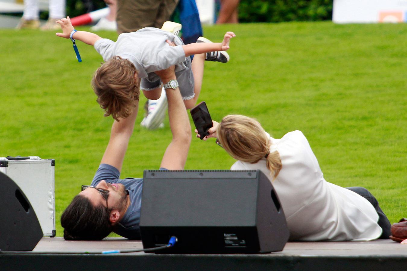 Carlos Torretta juega con el hijo de Marta Ortega, al que se ganó desde el primer momento.