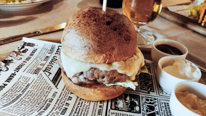 En Behia (que significa vaca en vasco) la carne es la protagonista y la hamburguesa no podía faltar en su carta: la sirven con cebolla caramelizada, foie y queso cheddar. (Calle Manuel de Falla, 5).