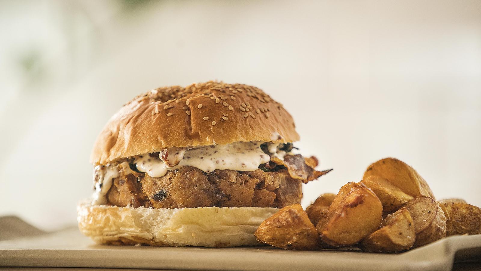 Nos vamos a la milla de oro de Madrid (Calle Lagasca, 103) para saborear en La Porcinería su hamburguesa de costillas de cerdo desmigadas con espinaca asada y panceta crujiente, acompañada de patatas, claro.