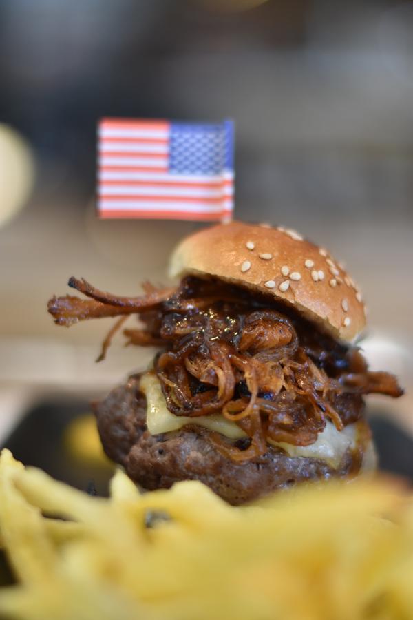 Si eres de pequeños bocados de sabor intenso, no dejes de probar la mini hamburguesa de buey con cebolla caramelizada y queso provolone de Midtown (Paseo de la Habana, 11).
