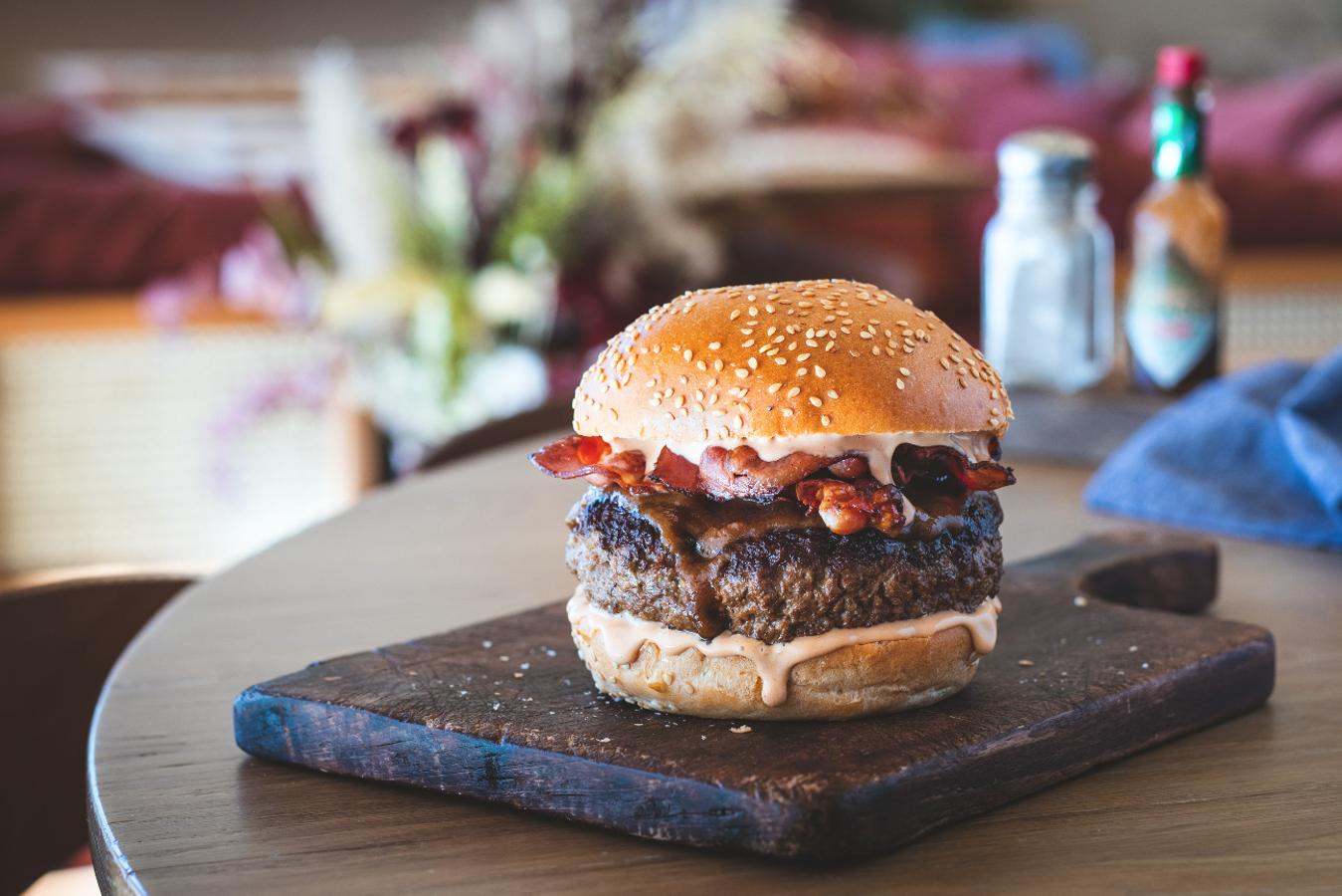 Si quieres dejarte llevar por el genuino sabor americano de una hamburguesa con mayúsculas de las que se toman en los típicos 'dinners', prueba la 'Top of the Rock' de New York Burger, una receta 'edición especial' que lanzaron de la mano del chef Pablo Colmenares la última semana de mayo con motivo del Día de la Hamburguesa.