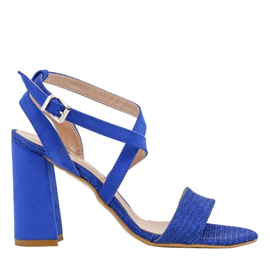 Con mezcla de texturas, sandalias de la colección Pretty in Colors.