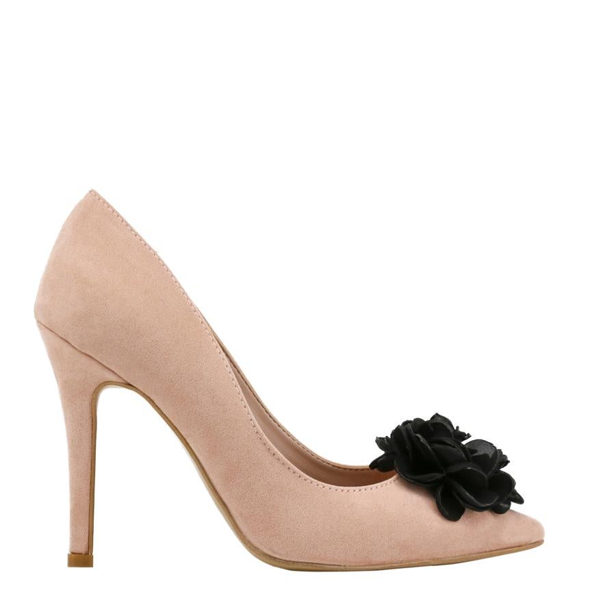 La combinación de rosa y negro es más discreta de lo que nos tiene acostumbrados Paris. Estos zapatos son de Must Have.