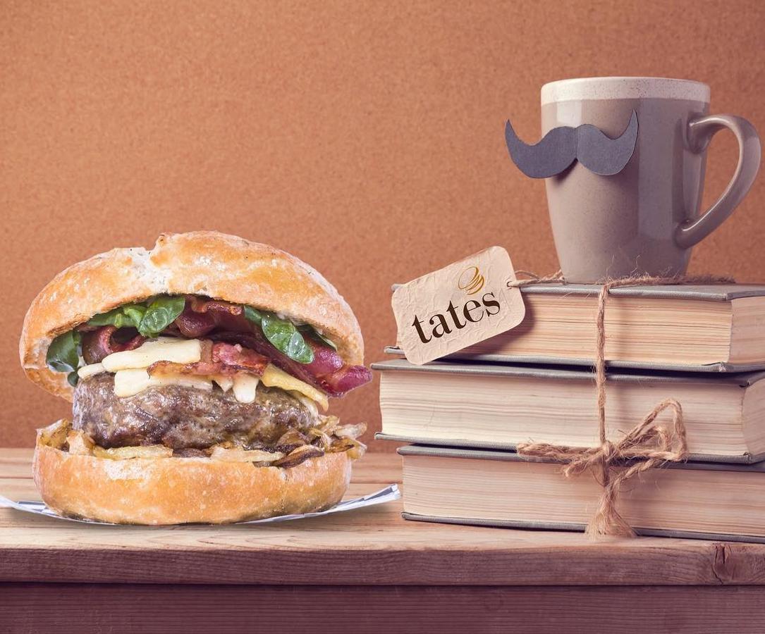 Tate's tiene 14 locales en Madrid, así que seguro que uno te pilla de paso. Cuando lo encuentres, entra y prueba sus hamburguesas hechas "con amor y la mejor materia prima". Dicen que ese es su secreto a voces, y nos lo creemos...