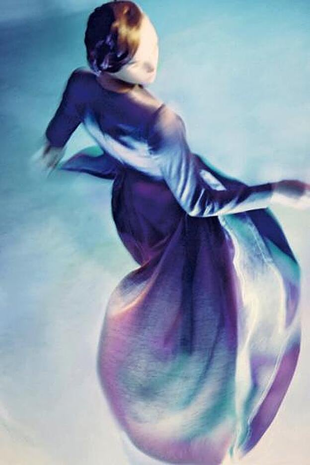 Foto de Javier Vallhonrat para una campaña de Jesús del Pozo. Pertenece a la exposición ¡Moda! El diseño español a través de la fotografía