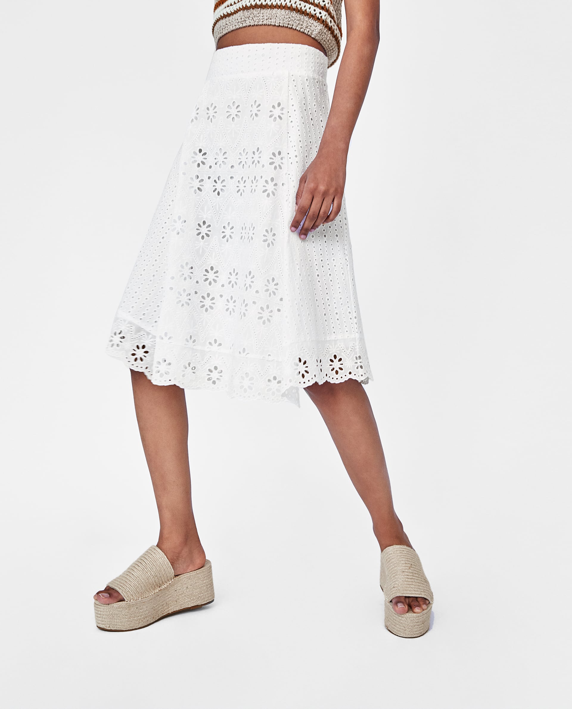 Falda con perforados y bordados de Zara: 39,95 euros.