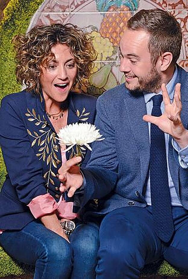 Ana García Lozano dejándose sorprender por Jorge Blass.