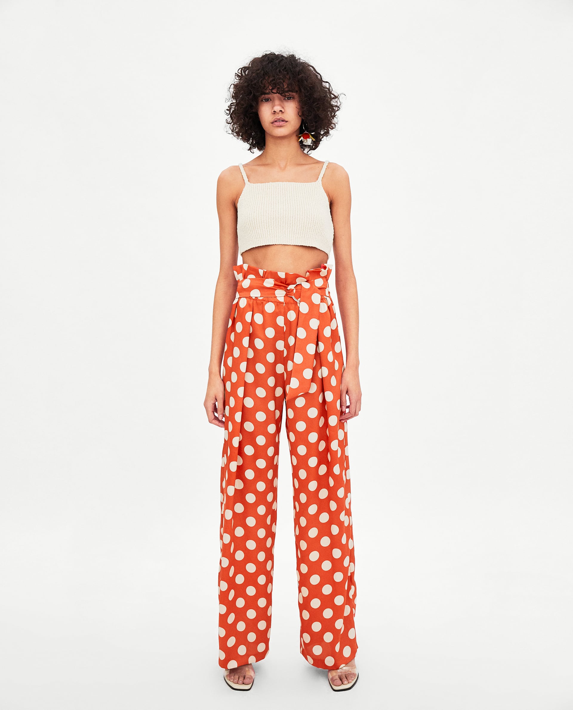Pantalón ancho de lunares de Zara: 29,95 euros.