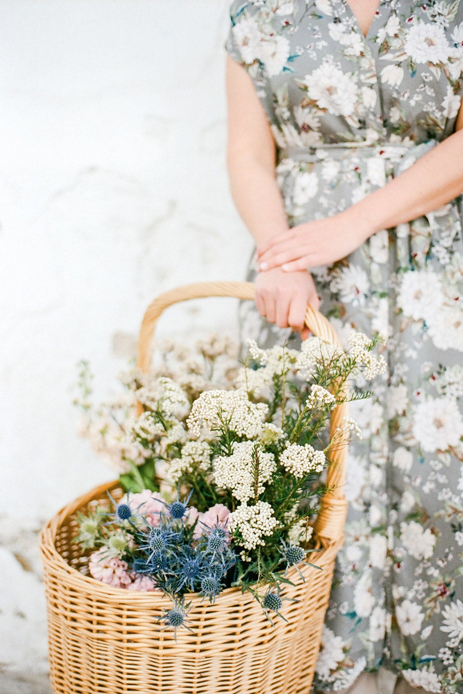 Para acompañar sus creaciones, en Cotton Candy & Cia utilizan latón, mimbre y madera; en Brumalis, copas de barro, y en Tiësto, cestas y capazos. Así, cuando los efímeros ramos desaparecen, permanece su recuerdo. Por eso triunfan las cestas de picnic de Sally Hambleton, con flores... y todo lo necesario para merendar en el campo.