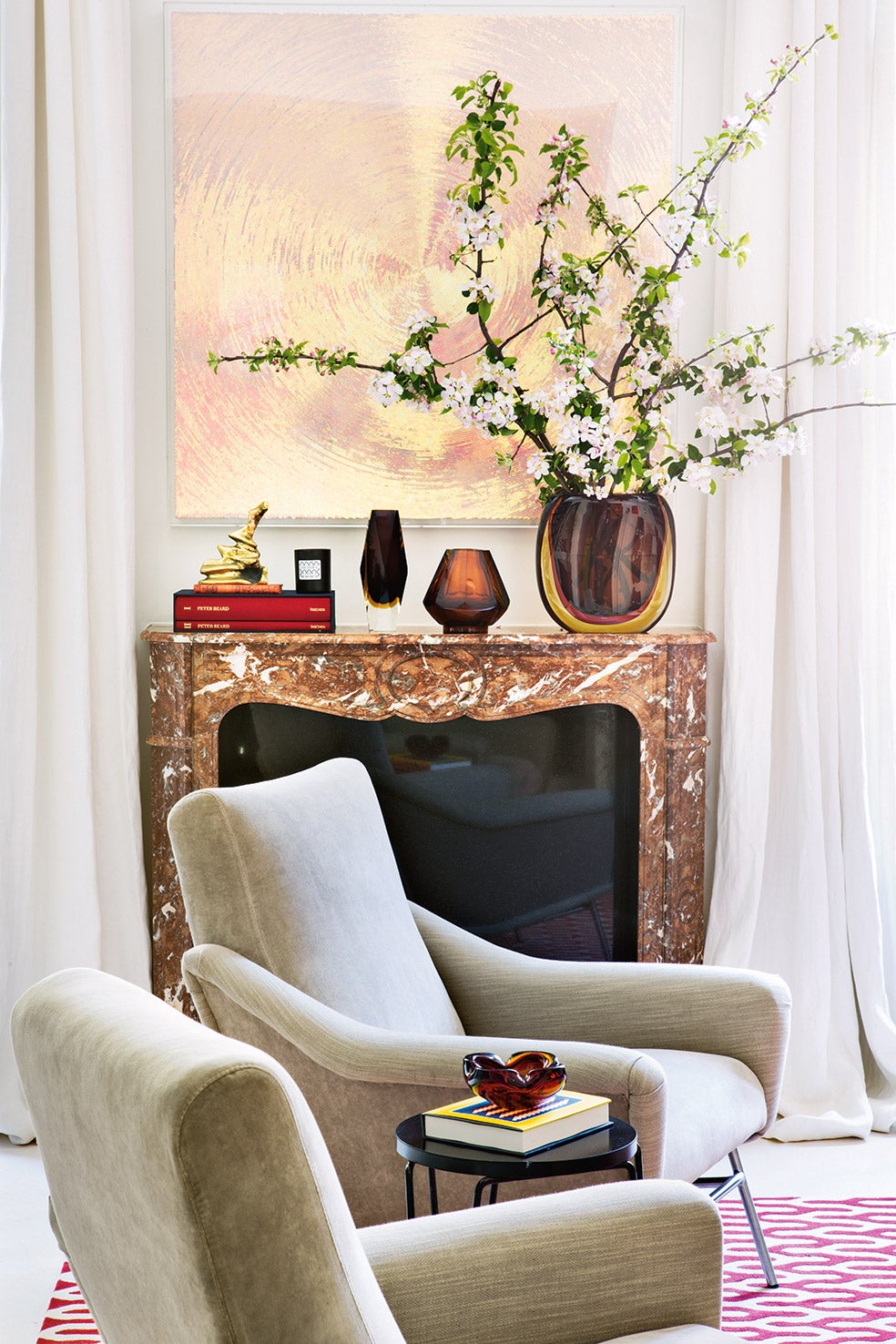 Las ramas de los árboles son pura poesía. Y en la temporada que empieza veremos mucho (y desearemos más) el toque majestuoso pero casual de las ramas de frutales como almendros, manzanos o, sobre todo, cerezos (en japonés, sakura). Nos cuenta Jaime Beriestain que su belleza funciona igual de bien cuando están floreciendo que cuando asoman ya las pequeñas frutas. "Una sola rama bonita puede ser suficiente para crear un efecto visual impactante", asegura el interiorista.