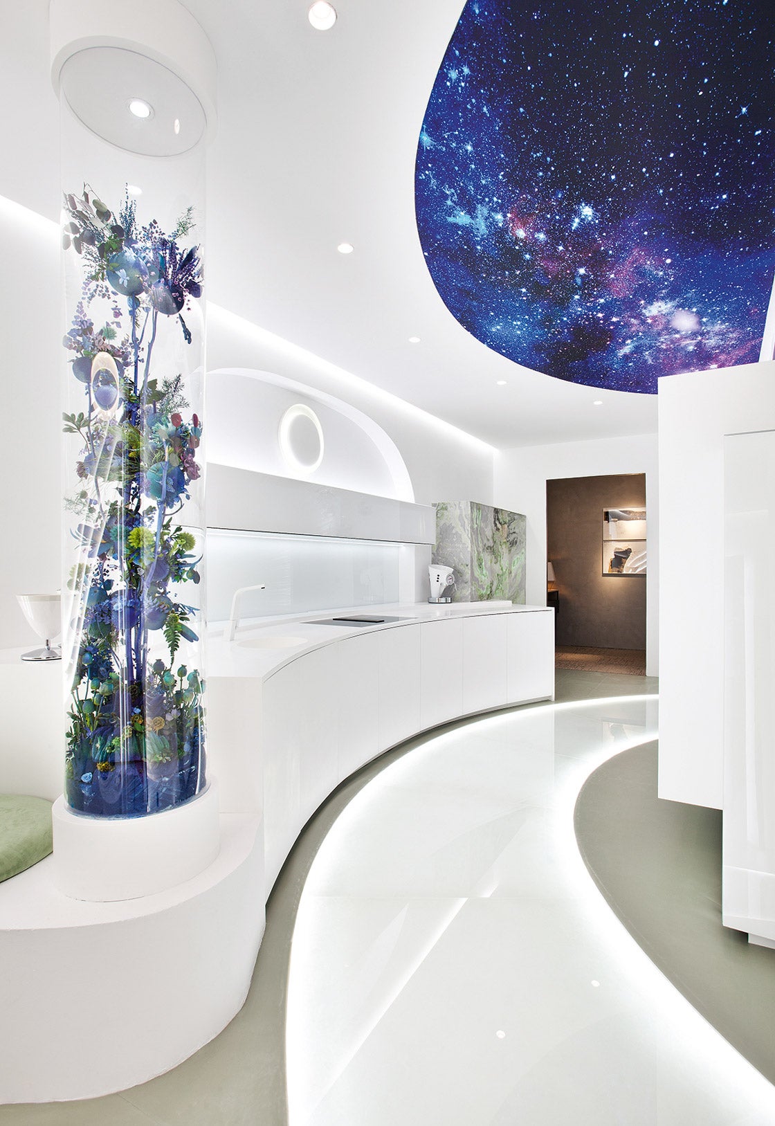 En la última edición de Casa Decor nos enganchamos a la botánica de otros mundos: estos hipnotizadores jardines encapsulados de Monamour Natural Design para el espacio de Escenium Interior Design. Las esculturas orgánicas de flores naturales estabilizadas no requieren ningún mantenimiento y marcan la senda que querremos seguir en cocinas y baños: pequeños jardines encerrados en campanas y columnas de metacrilato que duren para siempre (o casi).