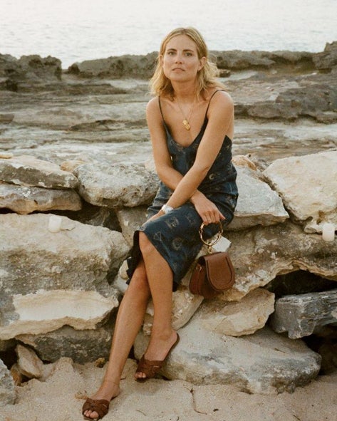 Lucy Williams con sandalias planas de piel de Yves Saint Laurent.