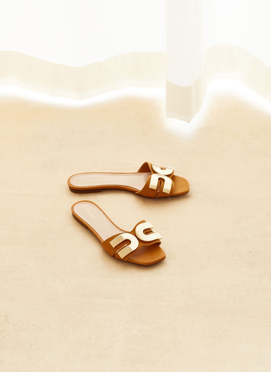 Sandalia plana con adornos de Uterqüe: 89 euros.