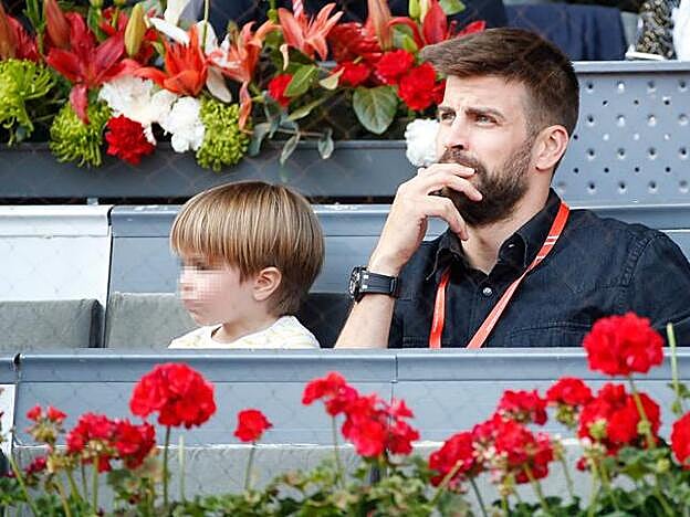 Gerard Piqué y su hijo Sasha en una imagen reciente en el tenis.