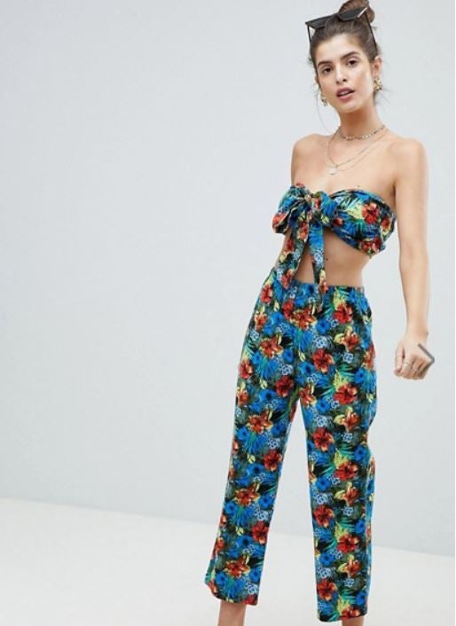 No puede ser más alegre y más divertido este conjunto de estampado tropical. Se puede intentar superponer el top a una camiseta para llevarlo más allá de las noches de verano. Precio: 35,99+55.99€. Dónde: reclaimed Vintage (Asos)