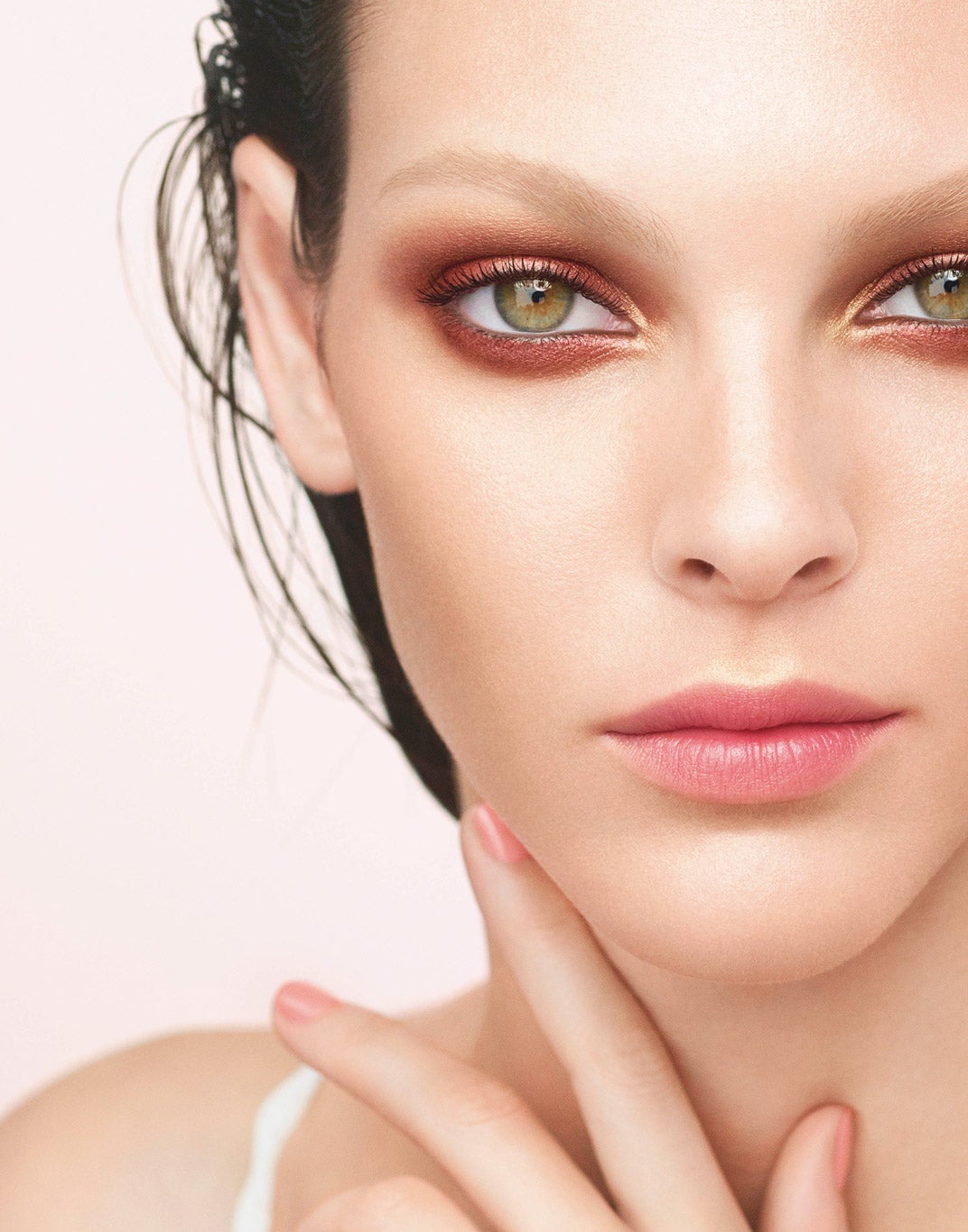 La idea es de la directora creativa de maquillaje de Chanel, Lucia Pica, y el aroma es una creación de Olivier Polge (perfumista de la maison). La inspiración viene de lejos: de una creación de 1932 de la misma Coco Chanel, el L'Huile Tan, un aceite corporal pionero.