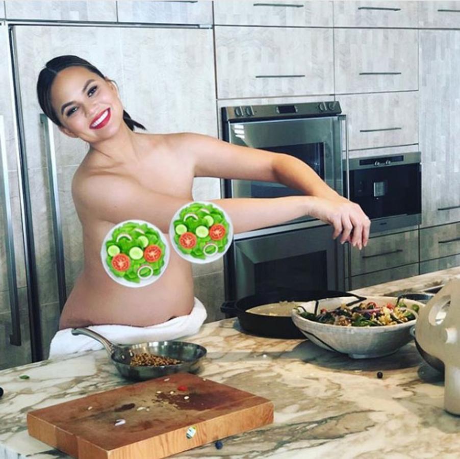 Así posó  Chrissy Teygen, desnuda , aprovechando su embarazo.
