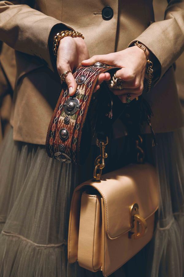 El mundo ecuestre se representa en las chaquetas de montar y en las correas de los bolsos.