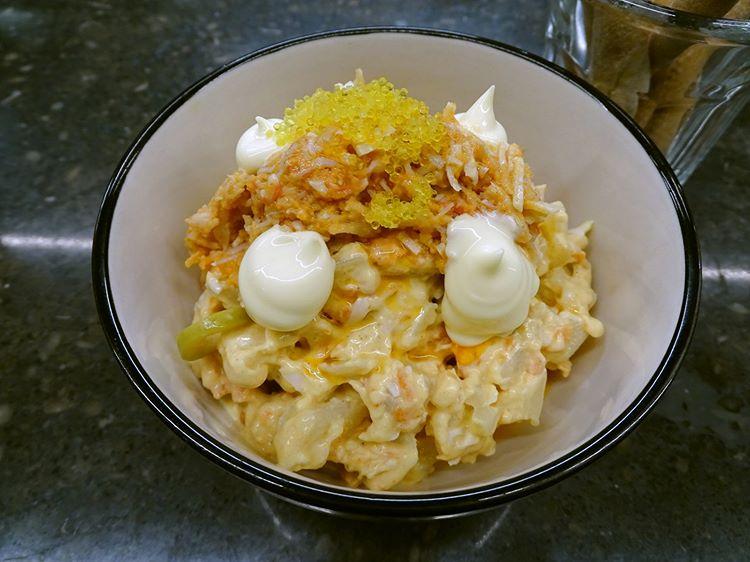 En La Niña de mis ojos, en la C/Laforja 83, de Barcelona, se sirve una deliciosa ensaladilla de cranca y gamba a la que añaden, sobre la base tradicional, centollo, aceitunas, una mayonesa japonesa suave, un toque de tobiko (huevos de pez volador) y yuzu.