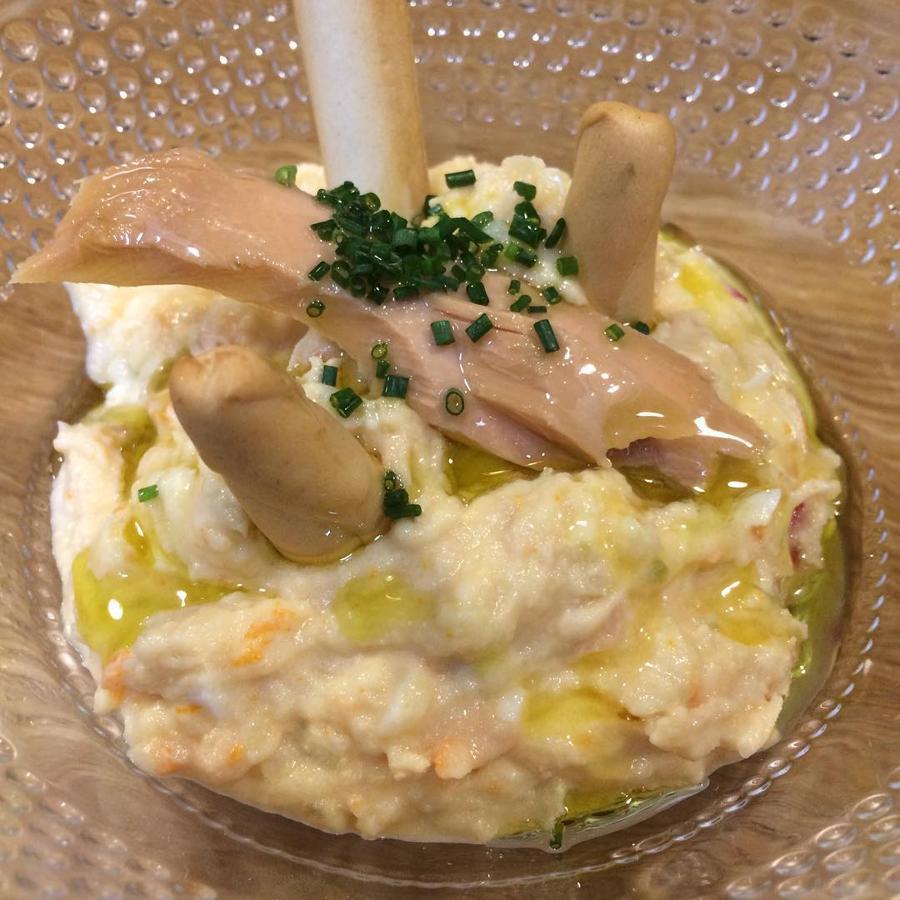 La ensaladilla del Tapas 3.0, en la calle Sánchez Barbero de Salamanca, nos conquista con su ventresca de bonito, y se sirve con picos y un buen chorro de AOVE.