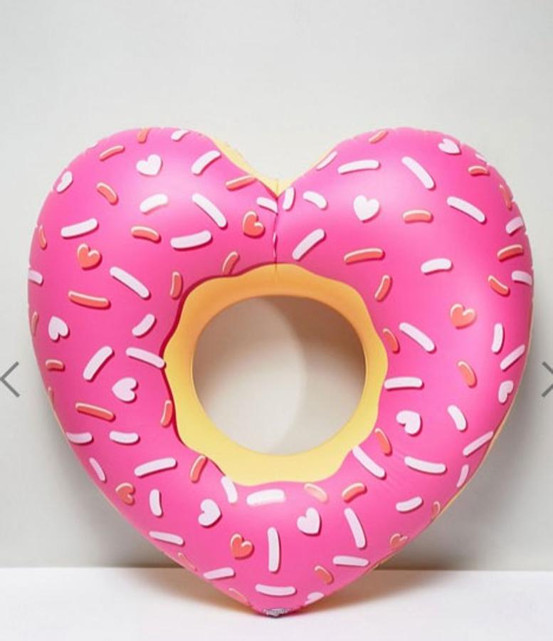El pasado verano el flotador de flamenco fue el que ganó, sin ninguna duda, el primer puesto. Pero este año Asos te ofrece muchas otras versiones de flotadores como esta  con forma de donut corazón . Quién sabe... puede que sea el que invada las playas este verano. Su precio: 34,99 euros.
