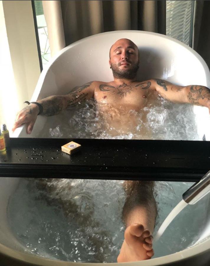 El DJ compartió una foto antes de un concierto en Nueva York en la que aparece  completamente desnudo  en la bañera de su hotel.